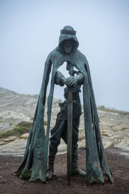 Kral Arthur 'un Bronz Heykeli Tintagel Şatosu Cornwall İngiltere' de duruyor. 8 Temmuz 2020