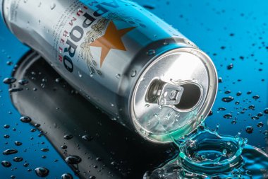 Sapporo bira kutusu. Siyah arka planda su damlaları var. Bedford, İngiltere, 9 Haziran 2020.