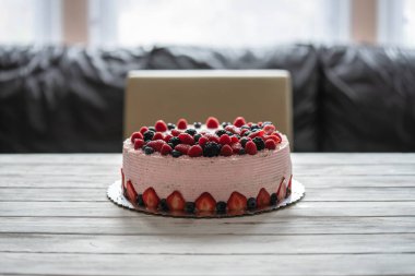 Böğürtlenli ev yapımı kek. Masada çilek, böğürtlen, yabanmersini ve ahududu olsun.