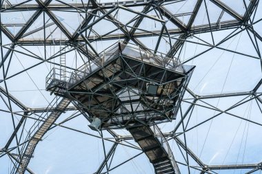 Eden Projesi İngiltere 'nin Cornwall şehrinde bulunan bir ziyaretçi merkezidir. Bu iki biyomuzun içinde birçok farklı iklim ve çevreden toplanan bitkiler vardır.