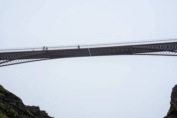 Tintagel Castle Bridge.Footbridge made from steel, Cornish slate, and oak.Cornwall, UK, July 8, 2020. — стоковое фото