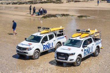 Newquay sahilindeki RNLI cankurtaran kulübesi. Cornwall, İngiltere, 10 Temmuz 2020
