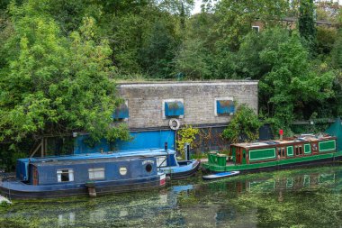 İngiltere, Londra, Camden Town, 12 Eylül 2020. Vekiller Kanalı Camden Town 'un kuzey ucundan geçiyor. Camden Lock 'tan kanal boyunca tekne gezileri çok popüler, özellikle de yazın.
