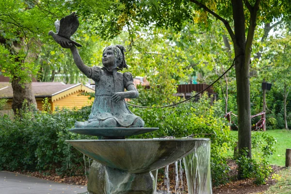 Großbritannien, London, Camden Town, 12. September 2020.Ambika Paul Gedenkbrunnen im Londoner Zoo — Stockfoto