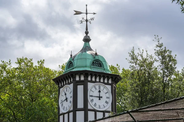 Reino Unido, Londres, Camden Town, 12 de septiembre de 2020.Torre del reloj en la entrada del zoológico de Londres Construido en 1828 —  Fotos de Stock