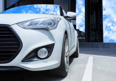 LED Far oto beyaz araba taşıma ve otomotiv otomobil yansıması için gökyüzü arka plan müşterileri için.