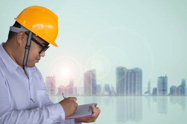 Not şehir veya sanayi ile fabrika inspectoin yazılı Asya adam mühendis arka plan bulanık. Metafor kalite kontrol veya üretim