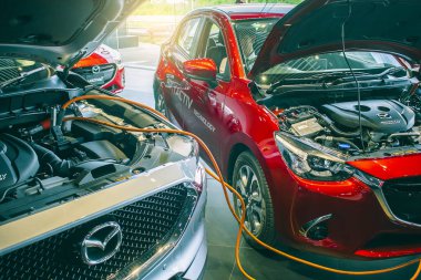 Banksan Tay Haziran 2018 pil araba şarj mazda 2 ile cx5 showsoom bulanık arka plan üzerinde marka. Metafor şarj enerji başlangıç veya