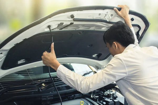 Asiático Hombre Abierto Coche Puerta Con Motor Tecnología Fondo Borroso — Foto de Stock