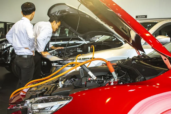Banksan Thai June 2018 Charging Battery Car Man Inspection Car — Stock Photo, Image