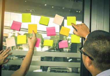 insanlar iş toplantı Office concept.notepad cam wall.metaphor iş sigorta finans Döviz başarı reklam görüntü için beyin fırtınası için arka plan notları bulanık