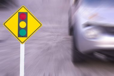 Başkentte trafik işaretleri yasadışı hız trafiği arka plan bulanık