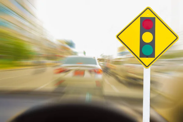 Trafik işaretleri yasadışı hız trafiği sermaye kayda göre not defteri ile arka plan bulanık. Otomobil veya otomotiv araba görüntü için ulaşım yönetimi metafor trafik.