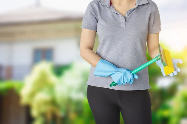 Personnel Nettoyage Féminin Dans Fond Flou Salle Bain Métaphore Pour — Photo