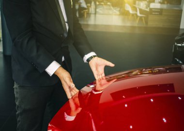 Asya adam açık kapı araba bulanık arka plan üzerinde teknoloji motor ile. İçin otomotiv veya