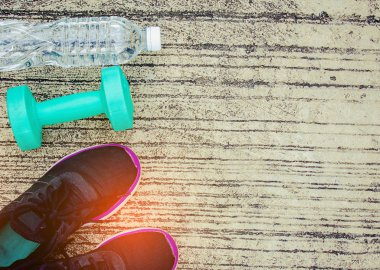 Şişe ve yeşil renk dumbbell yere o ile spor ayakkabı