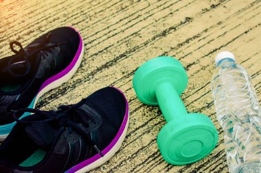 Not ile fabrika içinde not etmek üstünde yazılı erkek mühendis muayene 