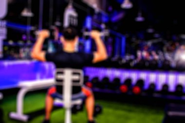 Not ile fabrika içinde not etmek üstünde yazılı erkek mühendis muayene 