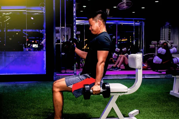 Not ile fabrika içinde not etmek üstünde yazılı erkek mühendis muayene 