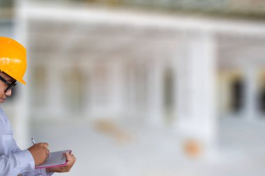 Not şehir veya sanayi ile fabrika inspectoin yazılı Asya adam mühendis arka plan bulanık. Metafor kalite kontrol veya üretim