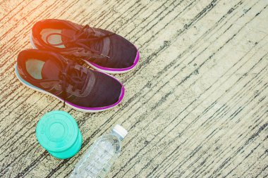 Spor ayakkabı şişe ve yeşil renk dumbbell kat veya sokak metafor Fitness ve egzersiz kavramı ile sağlık yaşam tarzı kas ile reklam için sağlık nizin dikkatli egzersiz