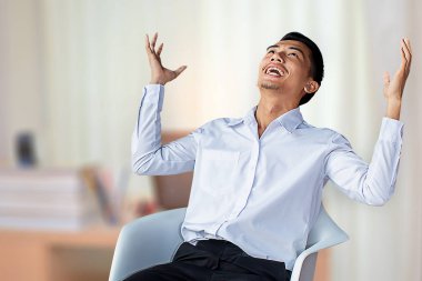 Kariyer iş adamı oturma sandalye hızlı arka planda gri Oda Şehir bulanık metafor için başarı finans ilgili satın alma veya sigorta görüntü duygu