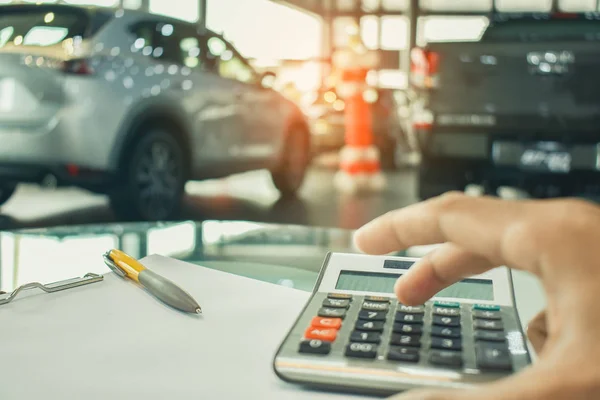 ビジネス金融車ショールームぼやけて Background 自動車自動車または交通機関の輸送の人押して電卓 — ストック写真