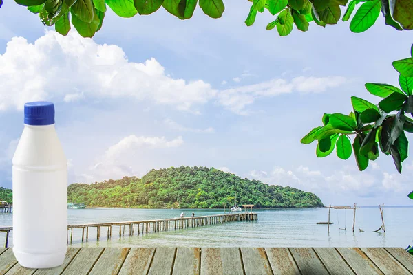 Bottiglia Acqua Fatta Plastica Albero Mare Collina Natura Sfocata Sfondo — Foto Stock