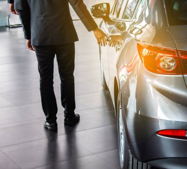 adam iş saleman açık kapı araç sokak bulanık arka plan. Otomotiv otomobil veya taşıma ulaşım görüntü için