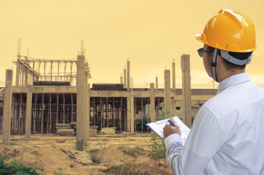 Asyalı işadamı müfettişleri fabrikada yazarken not defteri ya da endüstri ile ilgili notlar bulanıklaştı. Metafor Kalite Denetleme veya Üretim