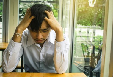 Asya iş adam üzgün oturma veya Finans başarı için ilgili satın alma veya sigorta görüntü sandalye Express duygu gri Oda Şehir bulanık arka planda metafor oturan boğaz iş adamı