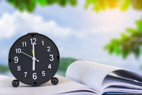 Denizde saat tutulurken arkaplan bulanıklaşır Saat 06: 00 ya da 12: 00 ya da saat izole edildiği için gece yarısı ya da Beyaz arkaplan kopyalama yoluna taşınır