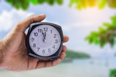 Denizde saat tutulurken arkaplan bulanıklaşır Saat 00: 00, saat 12: 00 ya da öğlen ya da gece yarısı saat izole etmek için ya da Beyaz arkaplan kopyalama yoluna taşı