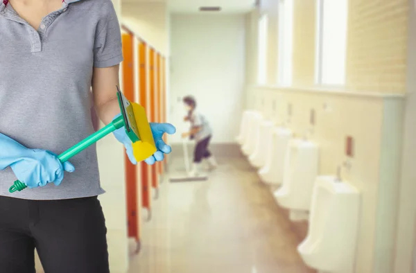 Vrouwelijk Schoonmaak Personeel Badkamer Onscherpe Achtergrond Metafoor Voor Het Reinigen — Stockfoto