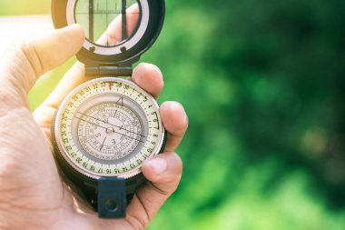 Pusula bulanık arkaplanda tutuluyor. Duvar kağıdı ya da arka plan kullanılıyor