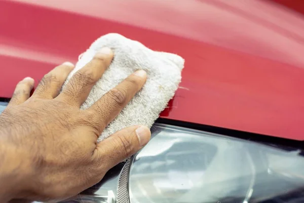 Mann asiatisch Inspektion und Reinigung Ausrüstung Autowäsche Mit roten ca — Stockfoto