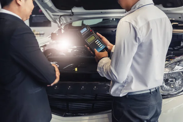 Two men Asian mechanic with boss manager service inspection hold — Stock Photo, Image