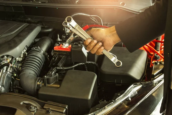 Ta inspekcja kariera azjatycki człowiek samochód serwis ładowania baterii ca — Zdjęcie stockowe