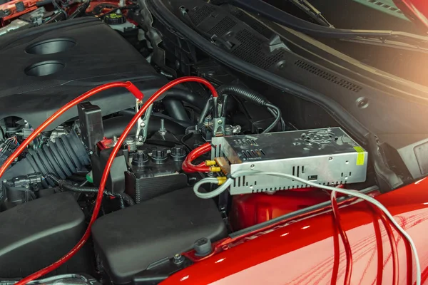 Arka planda batarya vagonu şarj ediliyor. Metafor doldurucu.