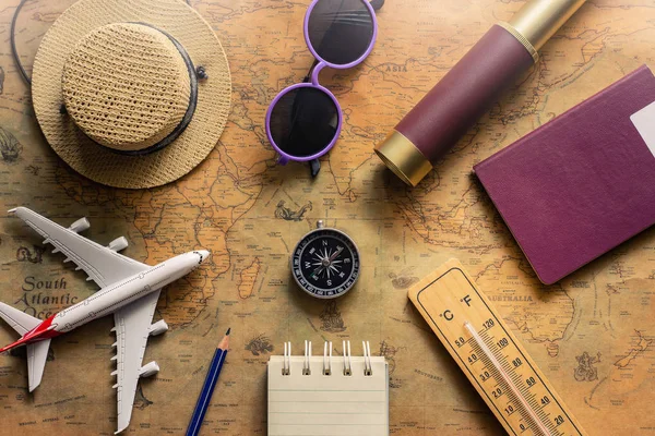 Bloc de notas con pasaporte, binoculares, lápiz, brújula, aire — Foto de Stock