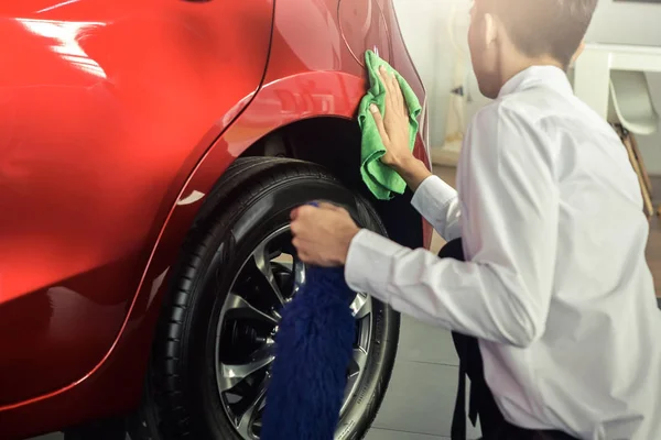 Homem ásia inspeção e limpeza equipamento carro lavagem com vermelho ca — Fotografia de Stock