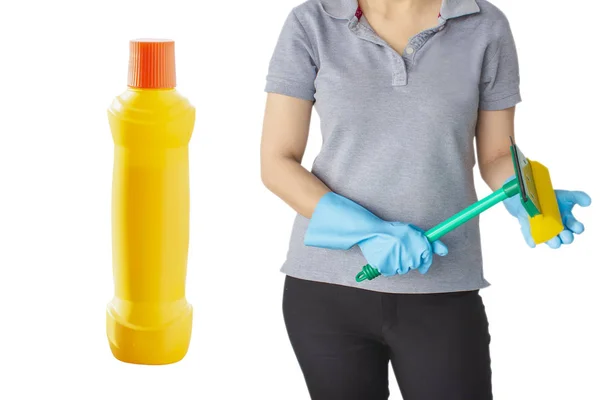 Mujer con botella amarilla para el personal de limpieza en el sector de la agroalimentación aislada — Foto de Stock