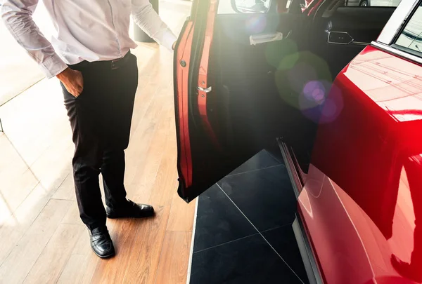 Fabrika taşıma otomotiv imajında endüstriyel motor tamiri için insan denetimi.