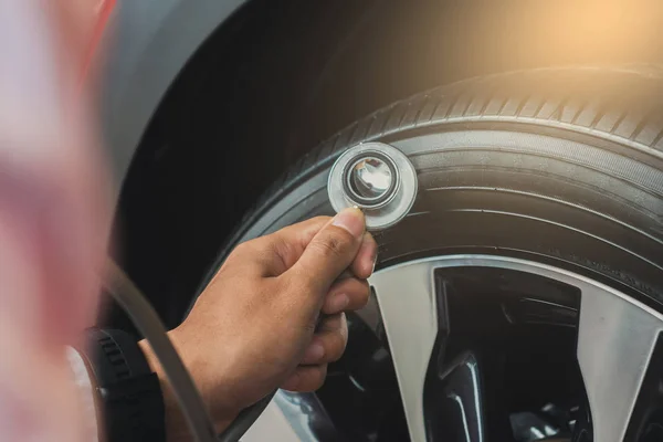 Asijský člověk držení stetoskop auto inspekce gumové pneumatiky car.Cl — Stock fotografie