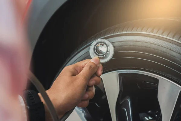 Asiatische Mann mit Stethoskop Auto Inspektion Gummireifen Auto. Cl — Stockfoto