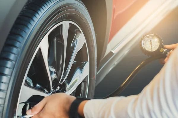 Asiatische Mann Auto Inspektion Messen Menge aufgeblasene Gummireifen — Stockfoto