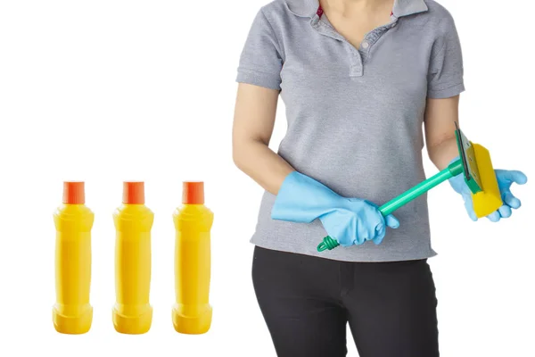 Жінка з жовтою пляшкою для прибирання персоналу на ізольованому фоні — стокове фото