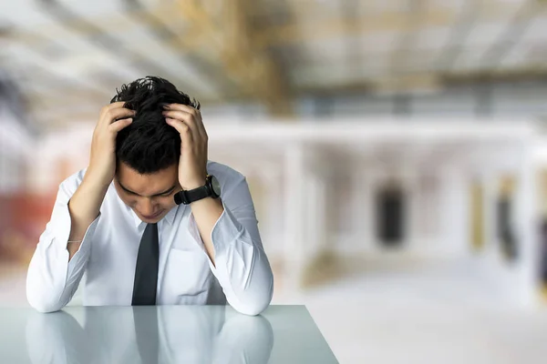 Mann zu Hause verschwommener Hintergrund Metapher-Problem für die Wirtschaft — Stockfoto