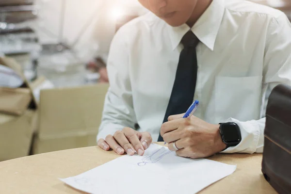 Επιχειρηματίας φορώντας γραβάτα στο γράψιμο σε θολή φόντο.met — Φωτογραφία Αρχείου