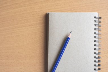 Kalem için ahşap tahta background.using duvar kağıdı üzerinde ile not etmek